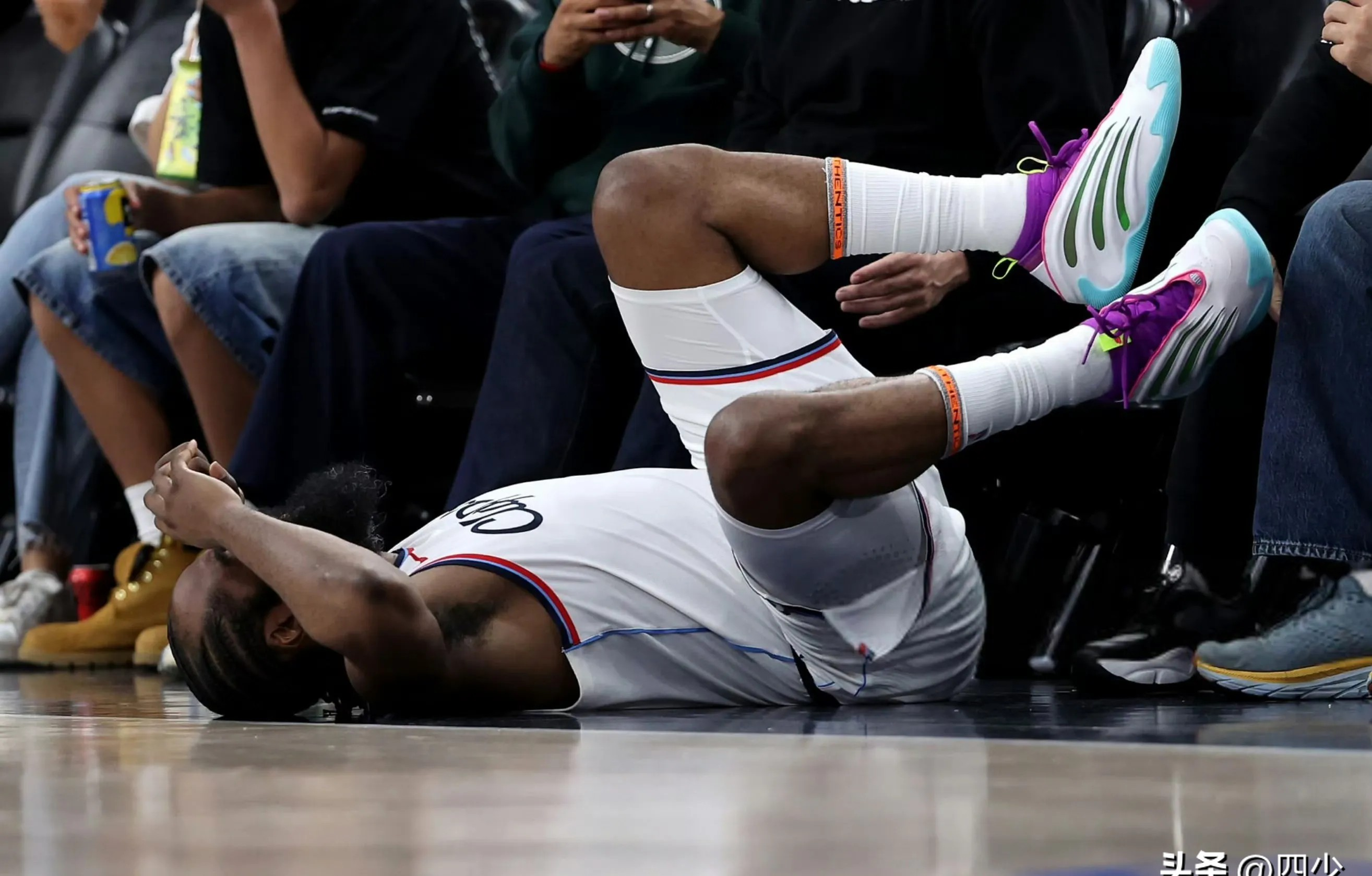 麦迪逊广场花园的较量：尼克斯对阵篮网，掌声雷动的简单介绍