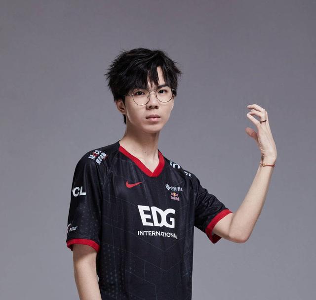 NS险胜EDG，Canyon操刀奇招英雄翻盘激烈交锋四强赛，锁定晋级资格